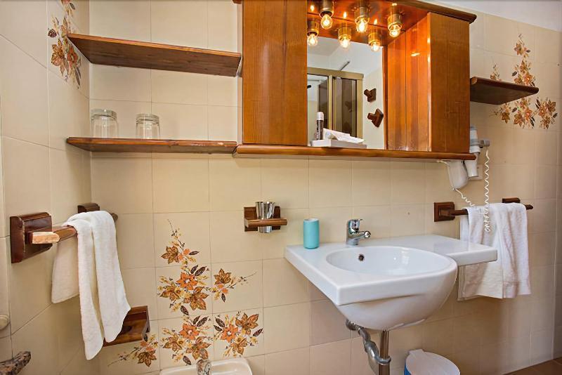 Hotel Lo Squalo Гротамаре Екстериор снимка